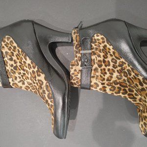 Leopard print zipback boot